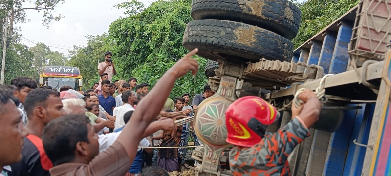 চাঁপাইনবাবগঞ্জ-নওগাঁ সড়কে ধানবোঝাই ট্রাক উল্টে চায়ের দোকানে,চাপা পড়া দু’শিশুকে উদ্ধার করল ফায়ার সার্
